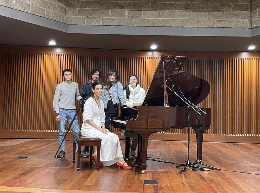 Repertorio para piano de compositores colombianos con elementos del folclor de las costas pacífica y atlántica